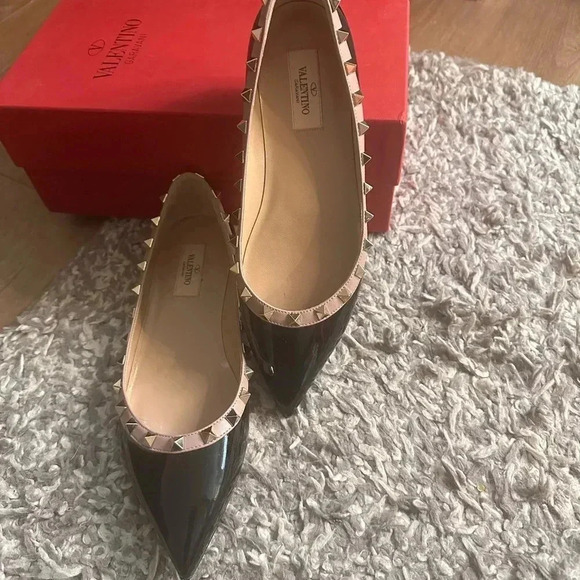 Authentic VALENTINO
Black/Nude Patent Leather Rockstud Flats Size US 38 - Picture 9 of 12